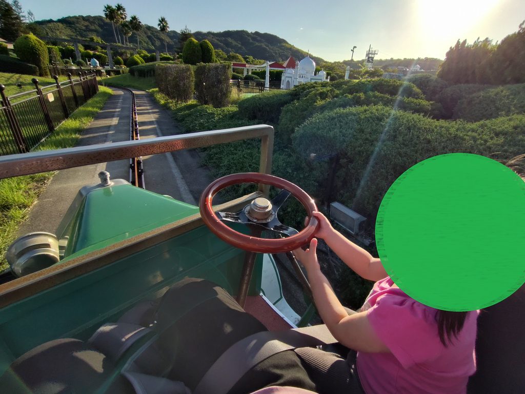 ミニチュアワールドを車に乗って周れるアトラクション。レールの上を移動するので連動はしていないもののハンドルが自由に触れるので、子供も楽しめる
