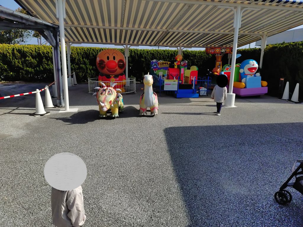 アンパンマンやドラえもんを使ったゲームが楽しめる乗り物が集う場所。こちらも低年齢向けコーナーとなっている