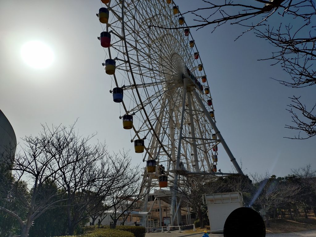 園内の巨大観覧車を下から撮影。当面の間使用停止なっている