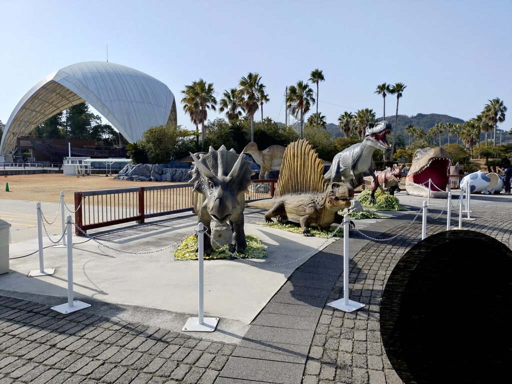 恐竜の集うエリア。トリケラトプスやティラノサウルス、ステゴサウルスの模型がある