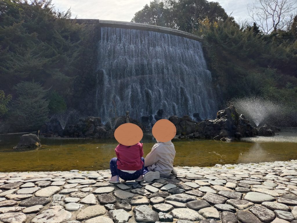 ミニチュアワールドの滝を眺める息子と娘