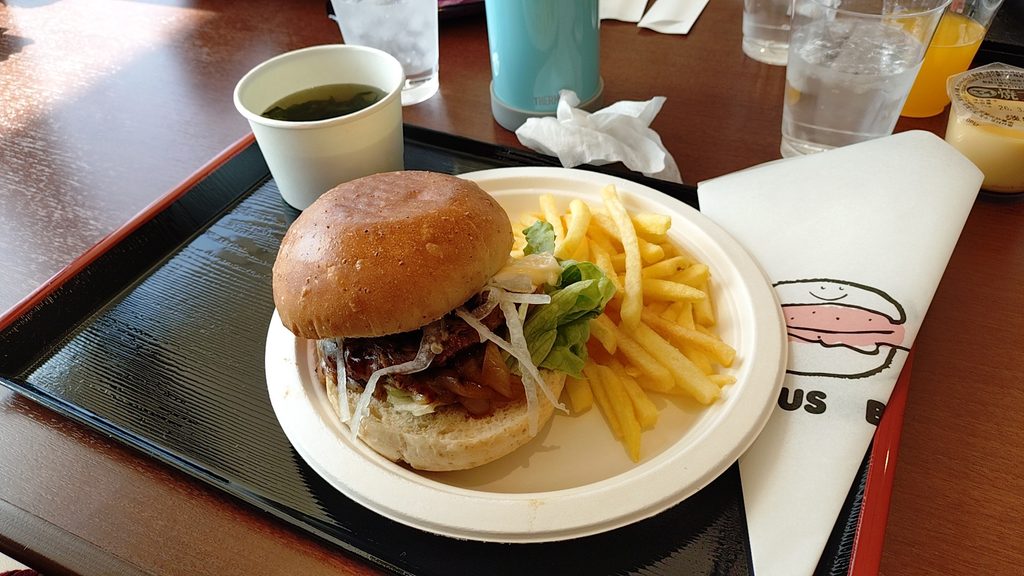 実際に提供されたおのころバーガー。テーマパークで提供される食事としては味のクオリティが高く感じました。