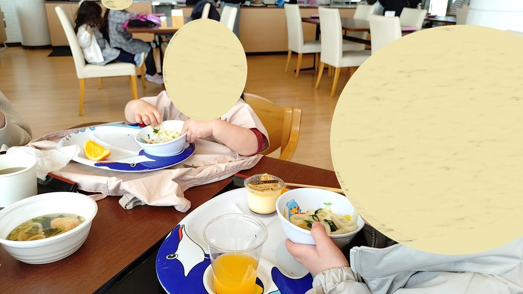 お子様うどんセットを注文し、うどんをほおばる息子と娘