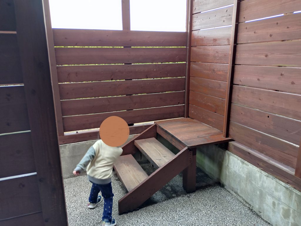 巨大迷路に挑む息子。脱出目指して張り切っています