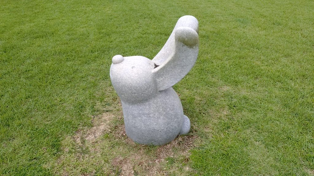 園内にあるウサギの石像