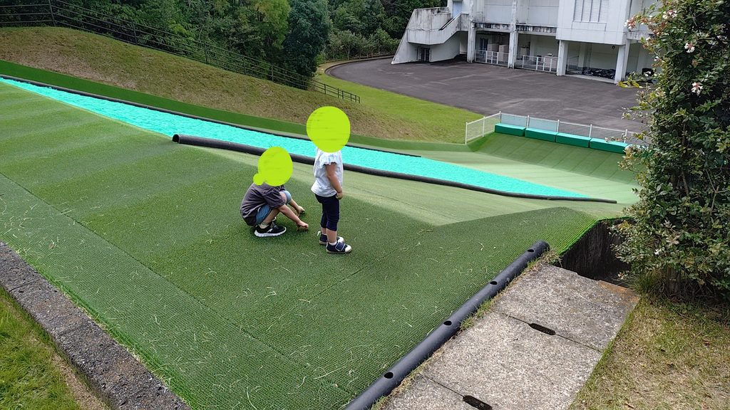 ジップラインの向かい側にある人工芝のソリ滑りエリア。隣接の日和佐総合体育館にて借りられる専用ソリでのみ遊ぶことができる。体育館は9:00～22:00営業。毎週火曜日が定休日。