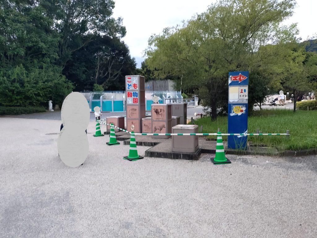 こども動物園エリアの入口。こども動物園の文字や動物のイラストが描かれたボックスが積み木のように並んでいます