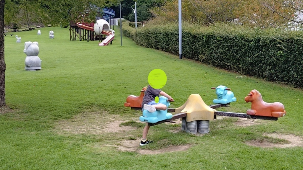 4人で遊べるスプリング遊具。羊や馬がモチーフになっている