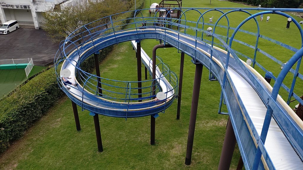 実際に公園奥手ロングローラー滑り台を子供たちが滑っている様子。夢中になって繰り返し滑っていました。