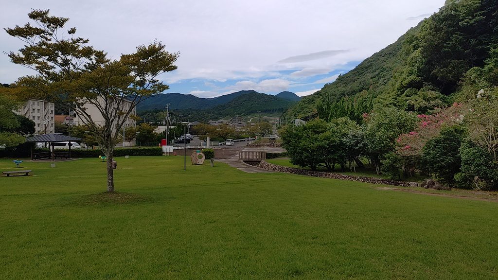 公園奥手から入口にむけての光景。こちらからも芝生と森林そして住宅街が広がっているが海は見えず。