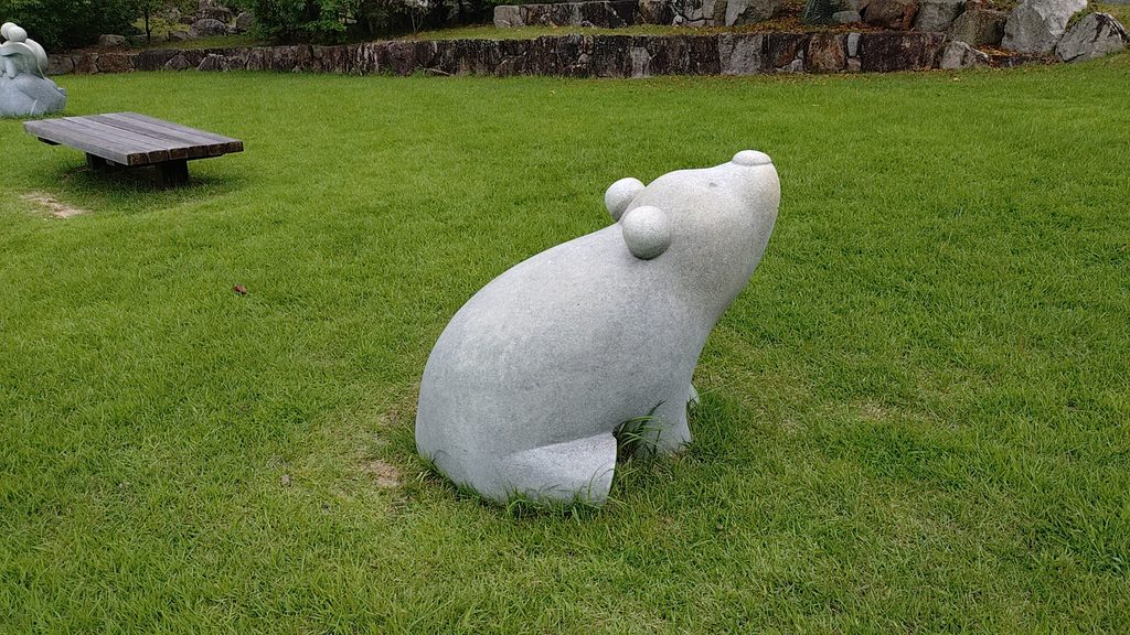 園内にあるクマの石像