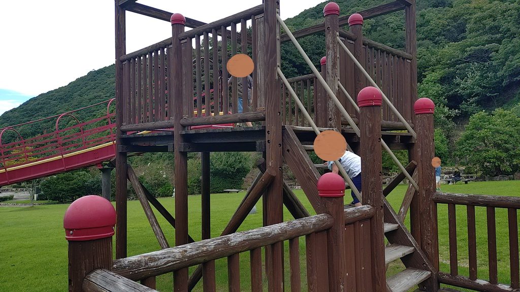公園手前側のロングローラー滑り台の登り口。こちらは比較的低年齢向けで奥手のように登り口に種類はなく階段のみとなっている