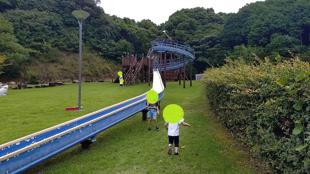 公園奥手側のロングローラー滑り台を降り口側から見た光景。ストレートではなく1周回転して降りてくるようになっている