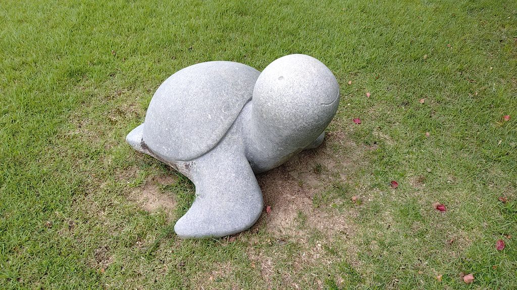 園内にあるウミガメの石像