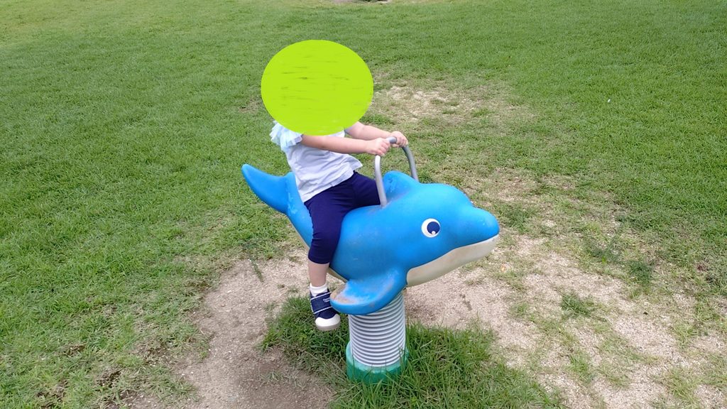 園内入口すぐにあるイルカのスプリング遊具。ウミガメを模したスプリング遊具もあり。
