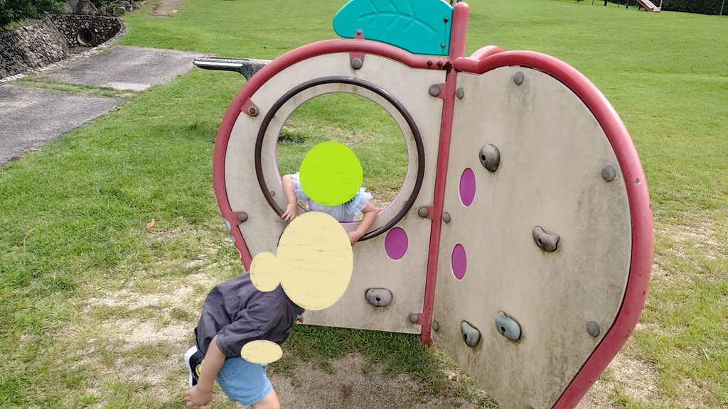 リンゴを模した低年齢の子供向けのボルダリング遊具。