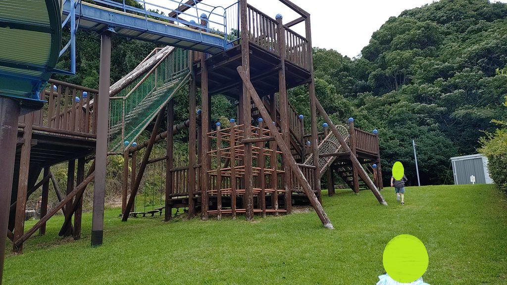 奥手側ロングローラー滑り台は登り口にアスレチック要素がある複合型滑り台となっていました