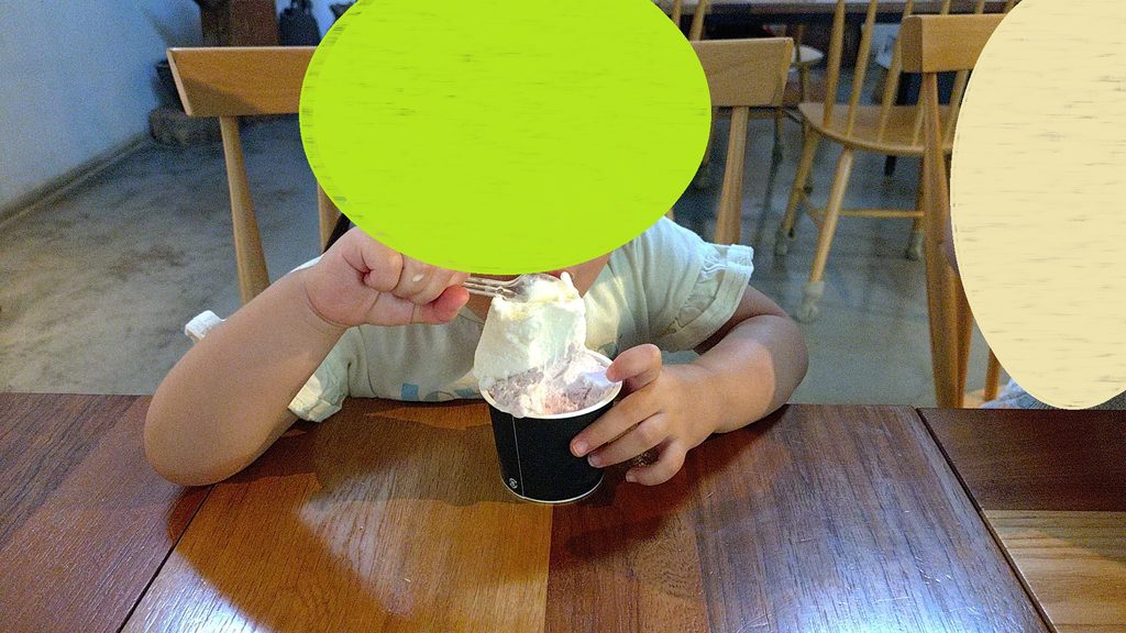 ダブルのジェラードを食べる子供