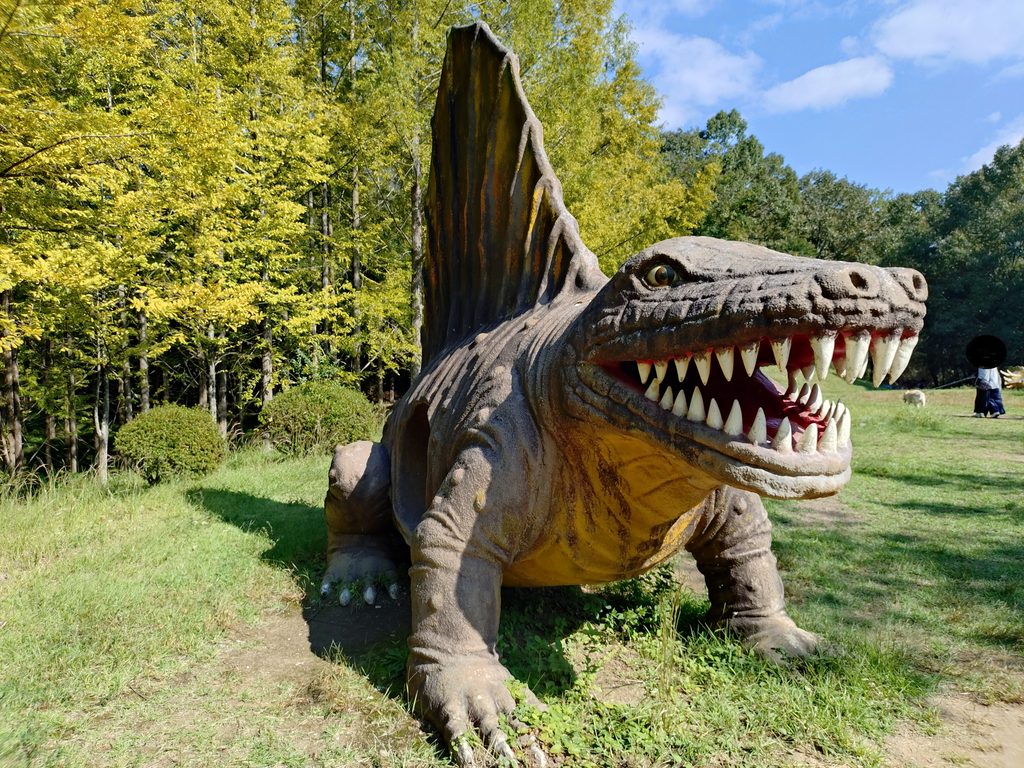 ディメトロドンを正面から撮影した写真。牙の並んだ少し開いた口から体内を覗くと、胴体の空洞から中に入った人の様子が伺える。
