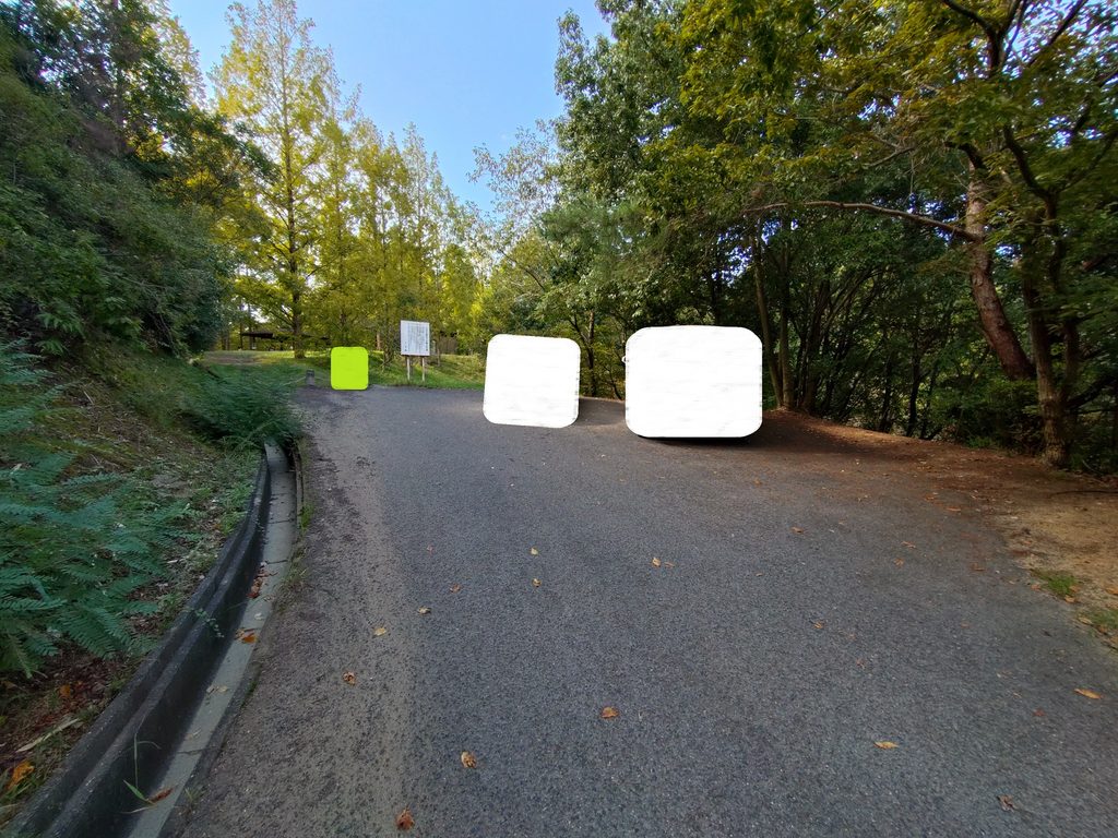 駐車場となっている公園の入り口。3台、良くて4台停車できるかなという広さで、袋小路となっているため、道中で停車できないと判断した車はそのままバックで引き返していました。