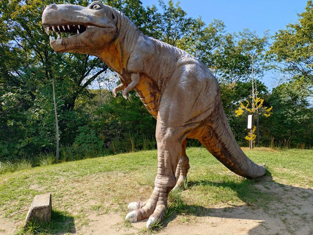 ティラノサウルスを間近で撮影。大きくリアル調に作られた模型は迫力がある。